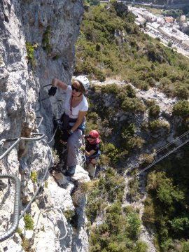 Bianca e Paolo sul 1° pilastro della Via Ferrata (41130 bytes)